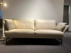 Sofa Mara Leder Santana Greige Beige Grau Füße Grau Pulverbeschichtet