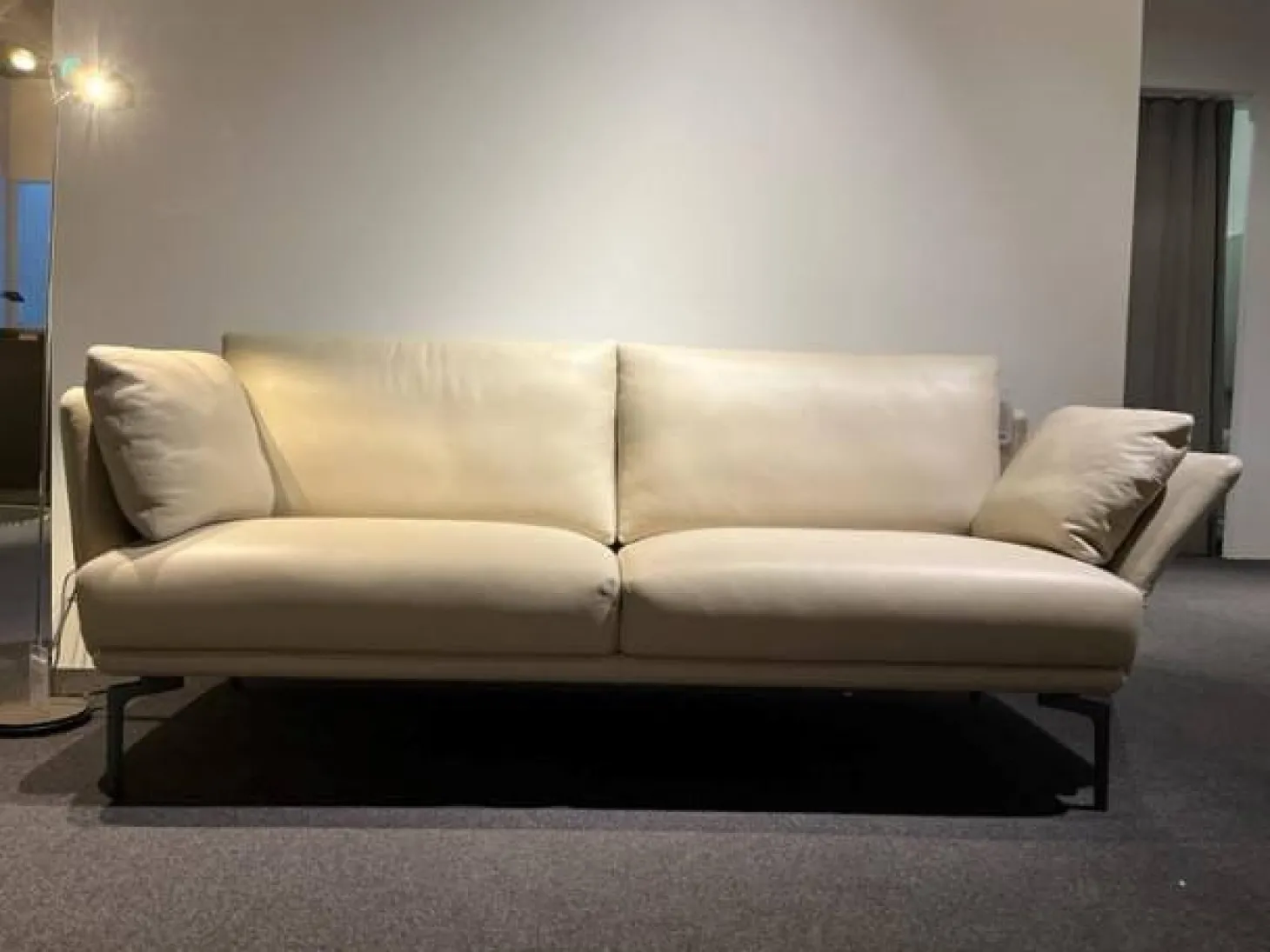 Sofa Mara Leder Santana Greige Beige Grau Füße Grau Pulverbeschichtet