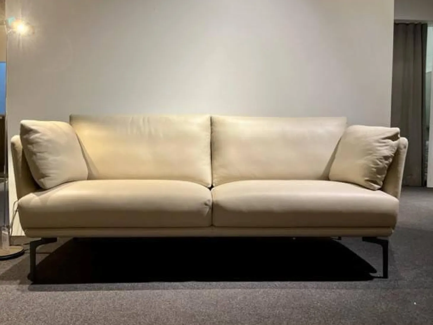Sofa Mara Leder Santana Greige Beige Grau Füße Grau Pulverbeschichtet