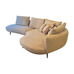 Sofa Maru Stoff Namib 7920 Moon Beige Gestell Matt Schwarz Pulverbeschichtet Inklusive Kissen