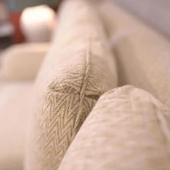 Sofa Melody Stoff Aubrey 04 Füße Buche Natur mit Schabracke