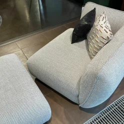 Sofa Mia Stoff Sahco Safire 0004 Hellgrau mit 5 Kissen