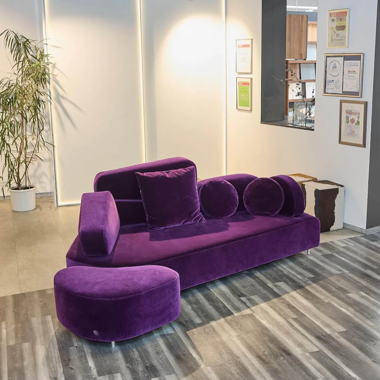 Sofa Mosspink Bezug Stoff 4473 87 Samt Lila Violett Alufuß Rund Ausrichtung Links Inklusive Hocker Und 3 Kissen