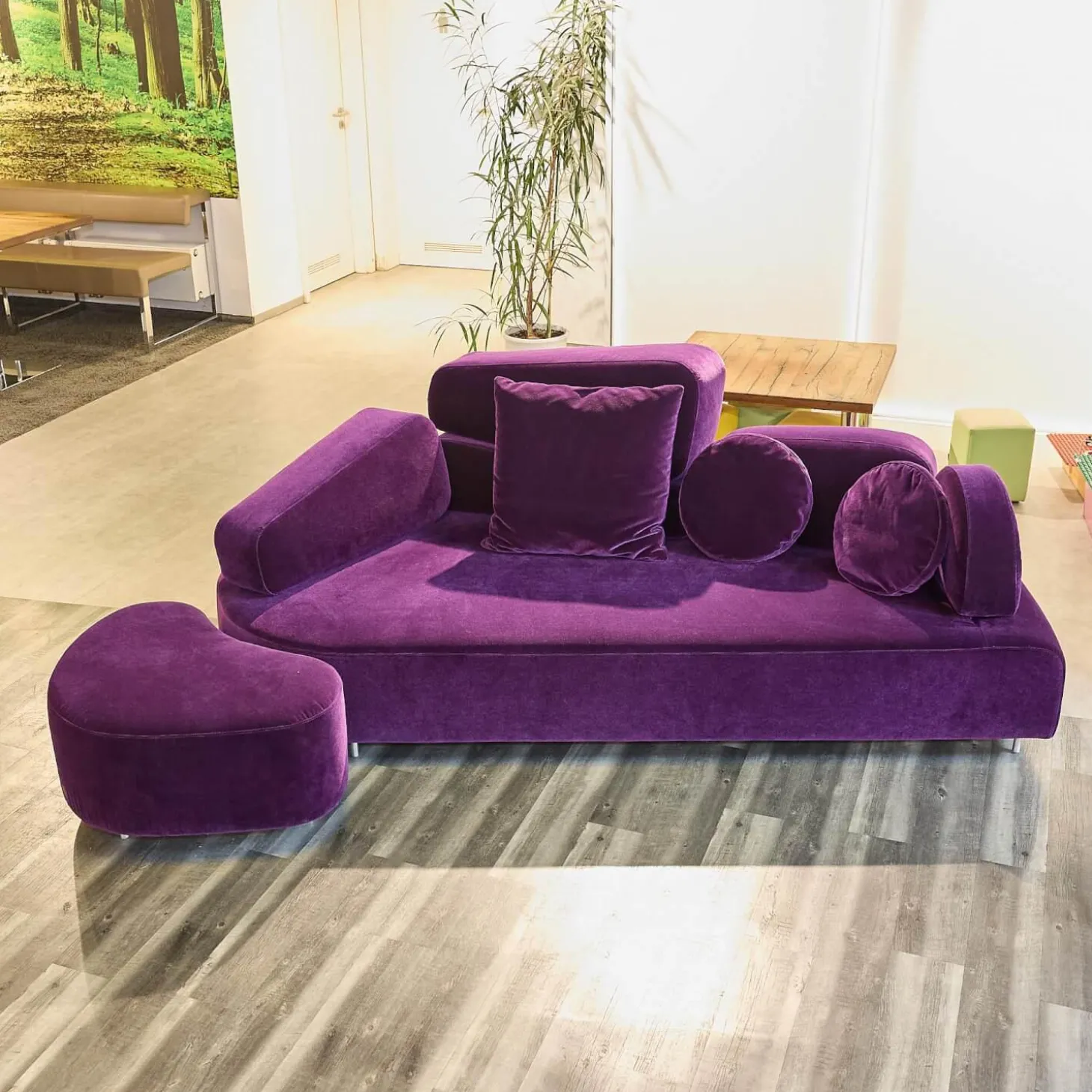 Sofa Mosspink Bezug Stoff 4473 87 Samt Lila Violett Alufuß Rund Ausrichtung Links Inklusive Hocker Und 3 Kissen
