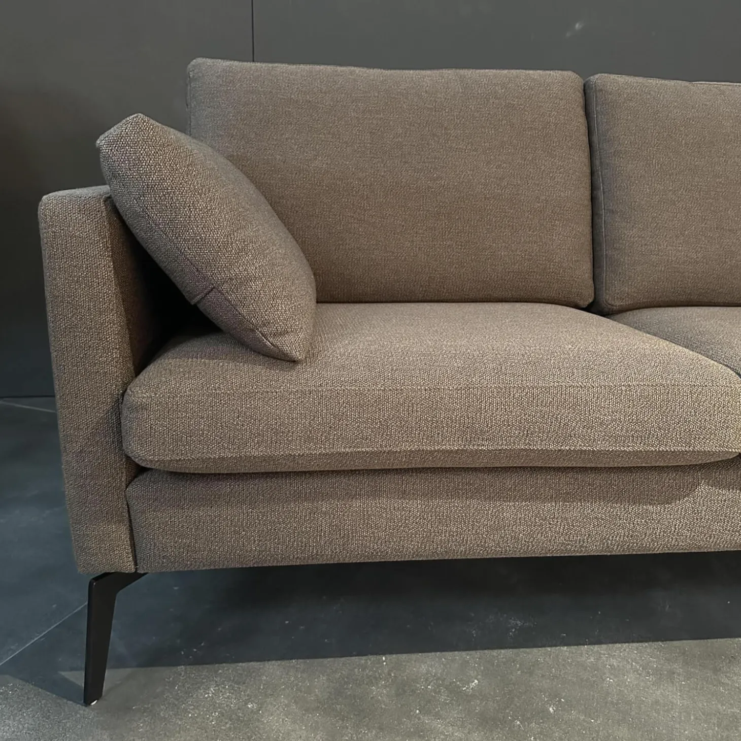 Sofa Nelson Stoff U9999F Braun Graun Metallfüße Schwarz
