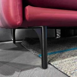 Sofa Otis Leder Cuba Red Füsse Aluminium Schwarz Matt Pulverbeschichtet