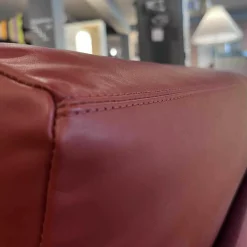 Sofa Otis Leder Cuba Red Füsse Aluminium Schwarz Matt Pulverbeschichtet