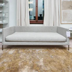 Sofa Pilotis Stoff 9208 Rauchgrau Füße Metall Verchromt Inklusive Rücken Und Wurfkissen