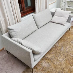 Sofa Pilotis Stoff 9208 Rauchgrau Füße Metall Verchromt Inklusive Rücken Und Wurfkissen