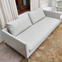 Sofa Pilotis Stoff 9208 Rauchgrau Füße Metall Verchromt Inklusive Rücken Und Wurfkissen