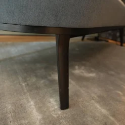 Sofa Polo Cocktail 107-3002 Stoff Caliente 04242 Farbe 700 Grau Gestell Eiche Schwarz