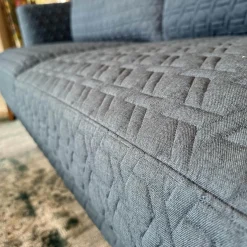 Sofa Polo Living Stoff Chivasso Cape Town CH2998 083 Mittelblau Füße Nussbaum