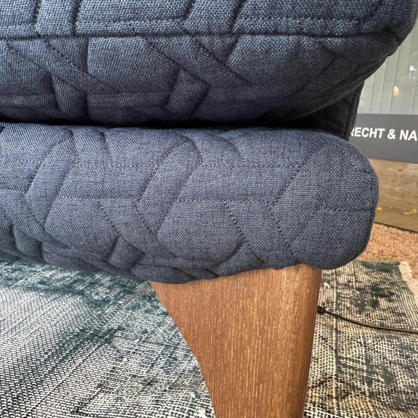 Sofa Polo Living Stoff Chivasso Cape Town CH2998 083 Mittelblau Füße Nussbaum