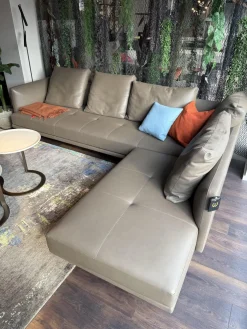 Sofa Prime Time Leder Elen Khaki Grün Braun Füße Poliert Mit Schwenkfunktion Und Kissen