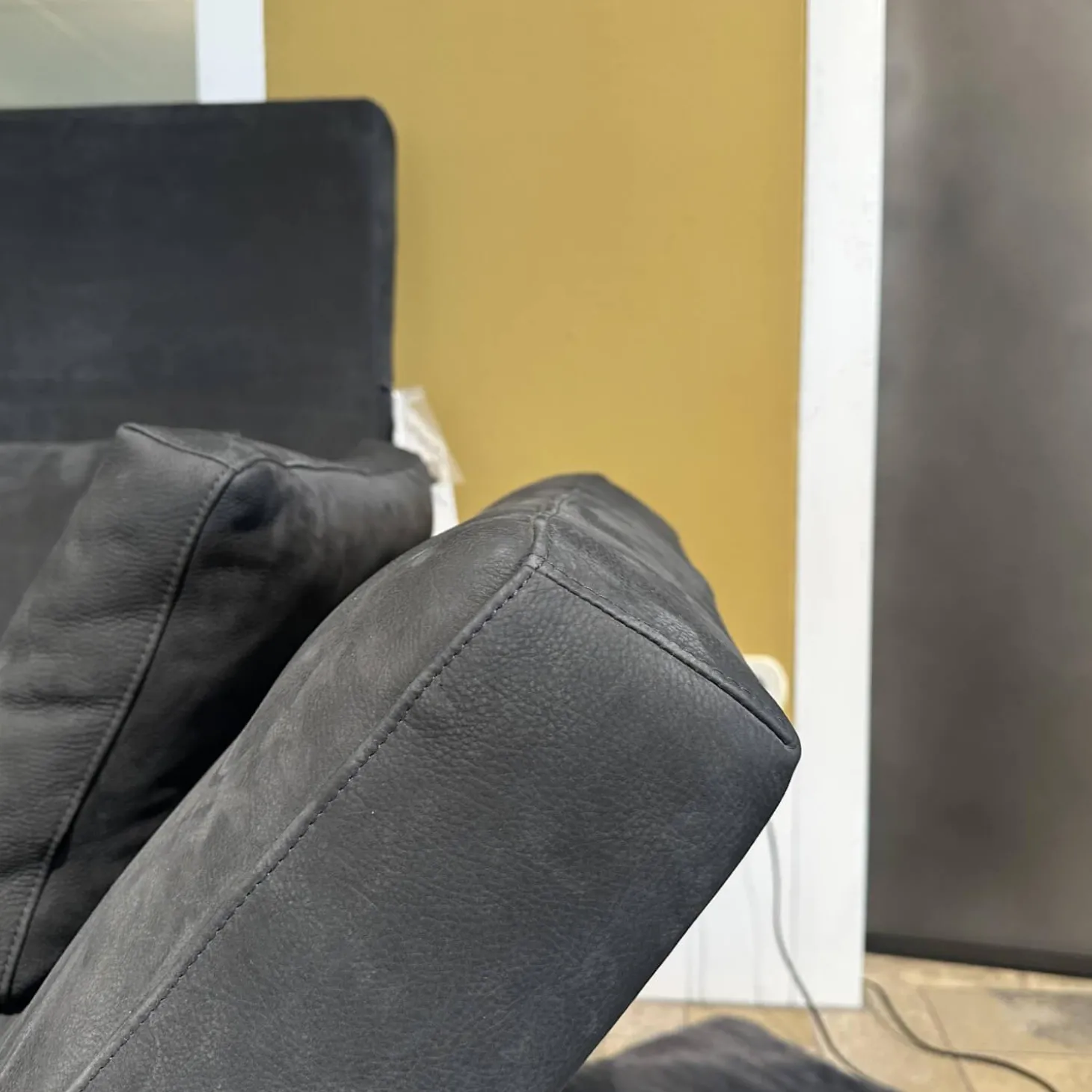 Sofa Roro Anilinleder Taron 5668 0099 Grau Schwarz Gestell Schwarz Mit Drehsitz Und Kissen