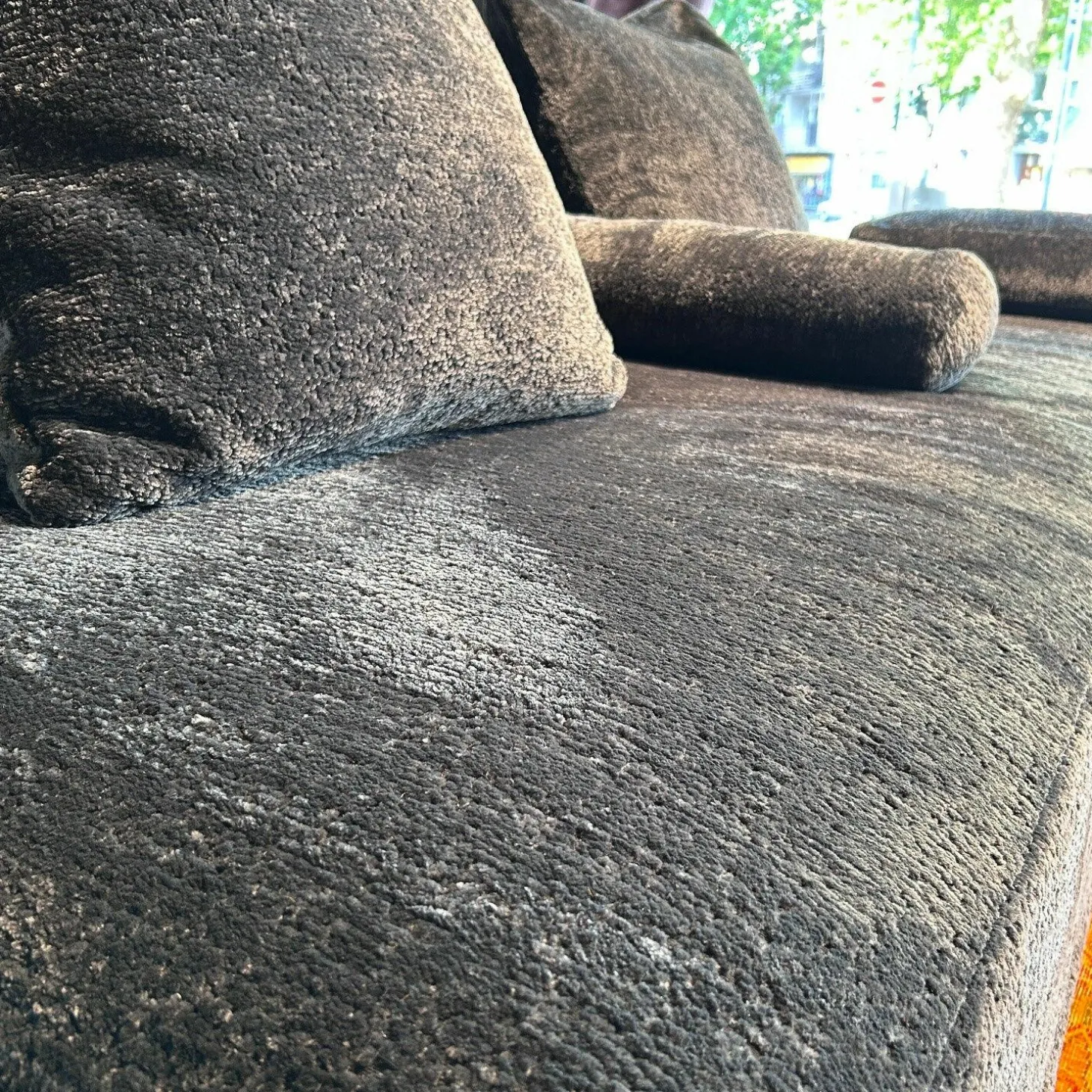 Sofa Sherazade Stoff T Soft Nest 8210 Dunkelgrau Füße Kunststoff Schwarz