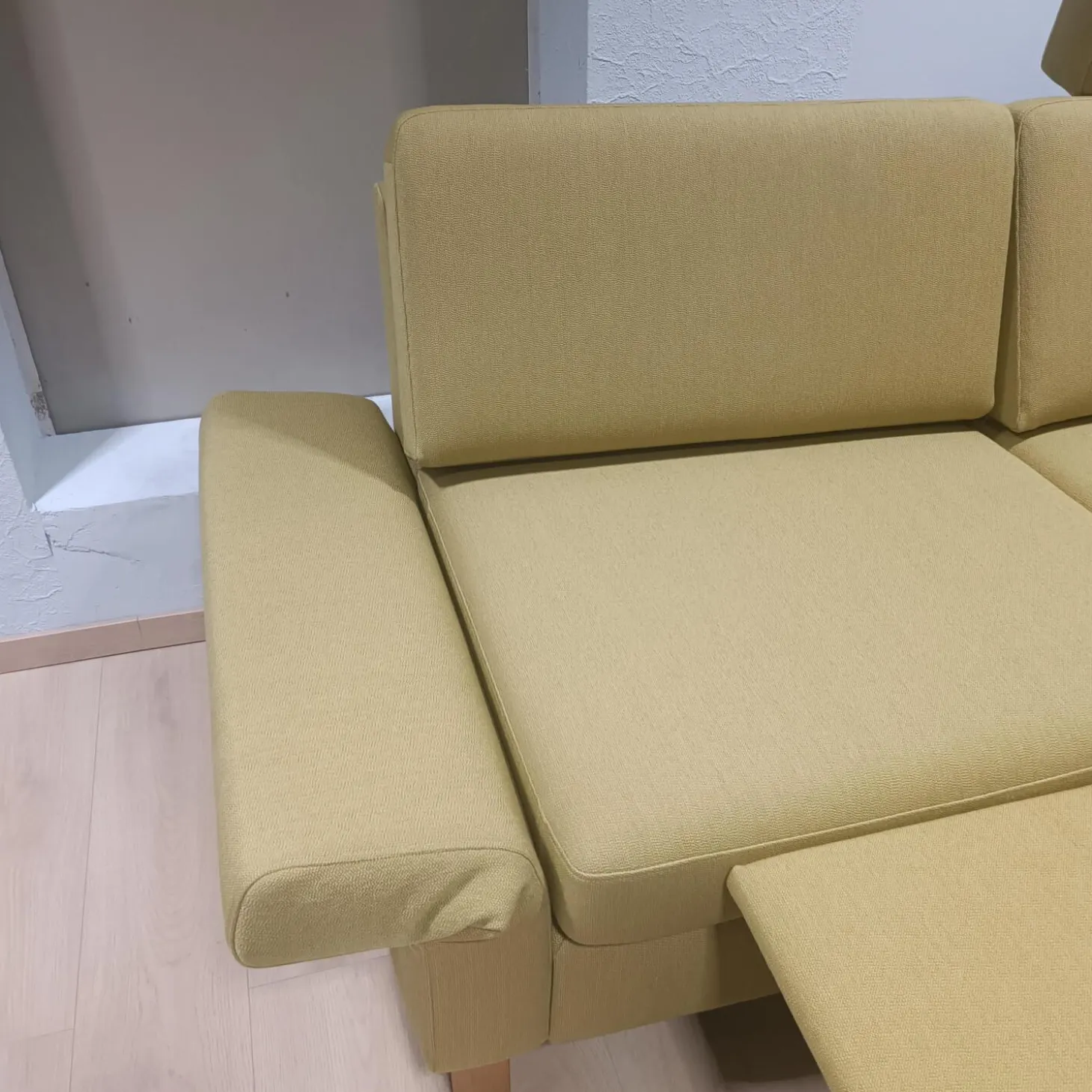 Sofa Sirio Stoff Arco Schurwolle Kiwi Grün Gelb Holzkufen Eiche geölt
