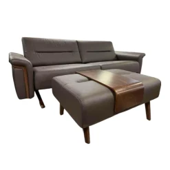 Sofa 2,5-Sitzer Stella Leder Batick Brown Armlehne mit Holzdetail inkl. Hocker mit Hockertisch
