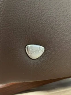 Sofa 2,5-Sitzer Stella Leder Batick Brown Armlehne mit Holzdetail inkl. Hocker mit Hockertisch