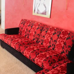 Sofa 2,5-Sitzig Merkur Sonderstoff Jab Anstotz Rot Schwarz Füße Schwarz Lackiert