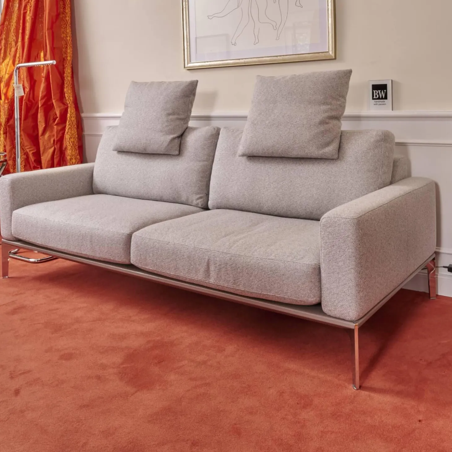 Sofa Spirit Bezug Mara 1763 181 Grau Chromfüße Und Holzsockel In Taupe mit 2 Kissen