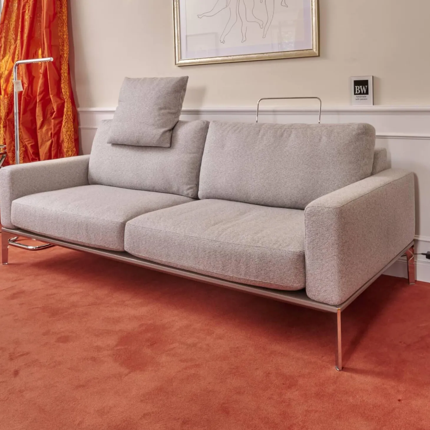 Sofa Spirit Bezug Mara 1763 181 Grau Chromfüße Und Holzsockel In Taupe mit 2 Kissen