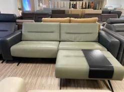 Sofa Stella M Mit Breiten Armlehnen Leder Paloma Shadow Green Dunkelgrün Und Black Schwarz Fuß Kufe Stahl Schwarz Mit Kopfstützen