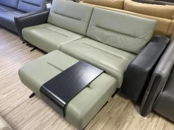 Sofa Stella M Mit Breiten Armlehnen Leder Paloma Shadow Green Dunkelgrün Und Black Schwarz Fuß Kufe Stahl Schwarz Mit Kopfstützen