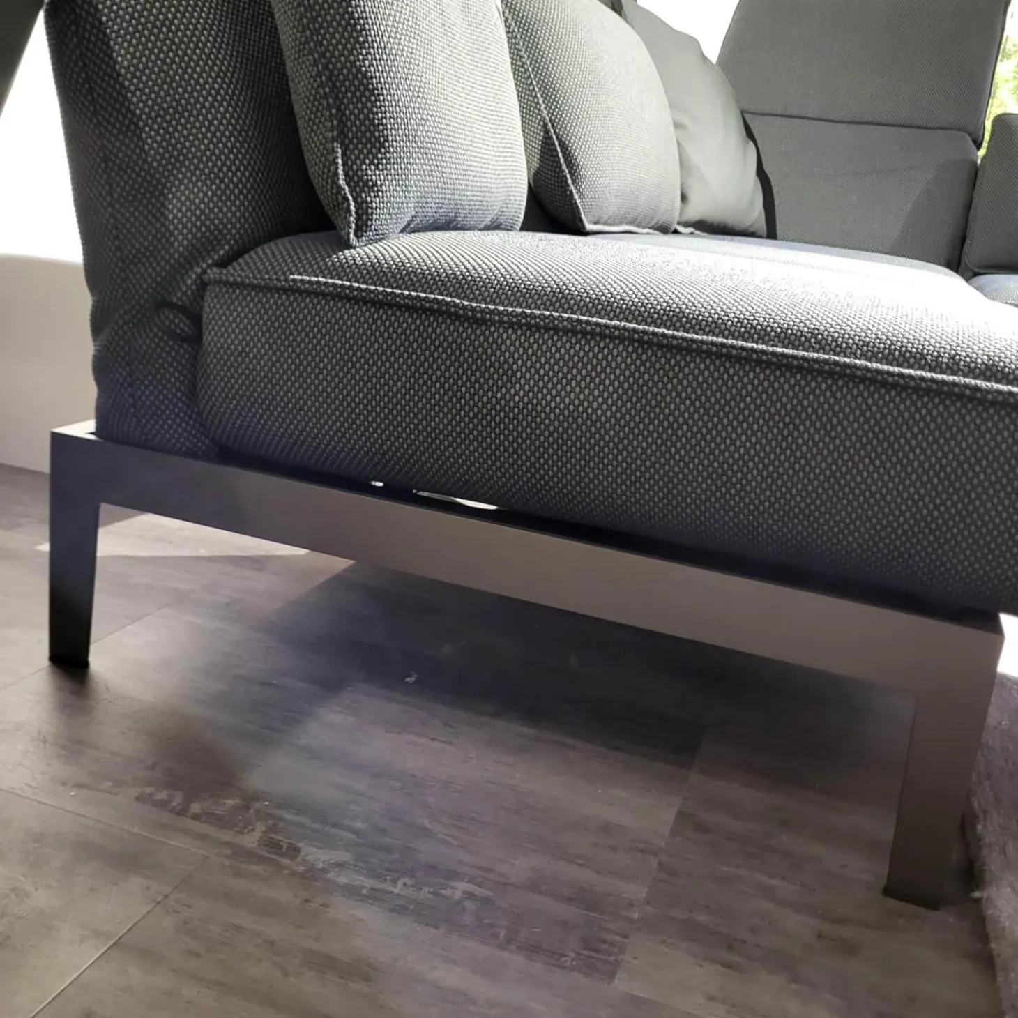 Sofa Stoff 24 516 Flaschengrün Grün Grau Gestell Stahl Feinstruktur RAL 7022 Umbragrau Pulverbeschichtet Matt