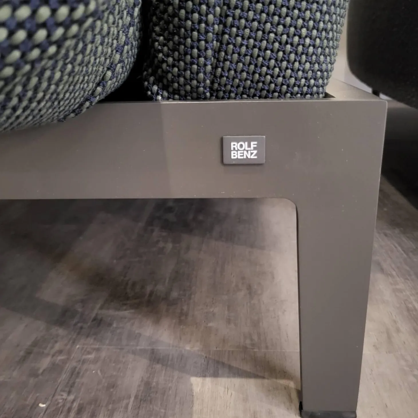 Sofa Stoff 24 516 Flaschengrün Grün Grau Gestell Stahl Feinstruktur RAL 7022 Umbragrau Pulverbeschichtet Matt