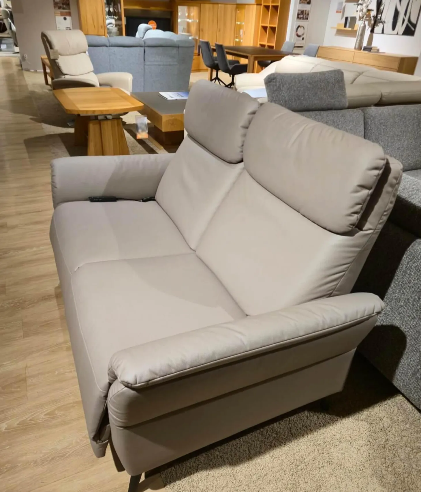 Sofa Sunatra Stoff Caballo Light Grey Grau Metallfuß Schwarz Matt Mit Motorischer Herz Waage Funktion