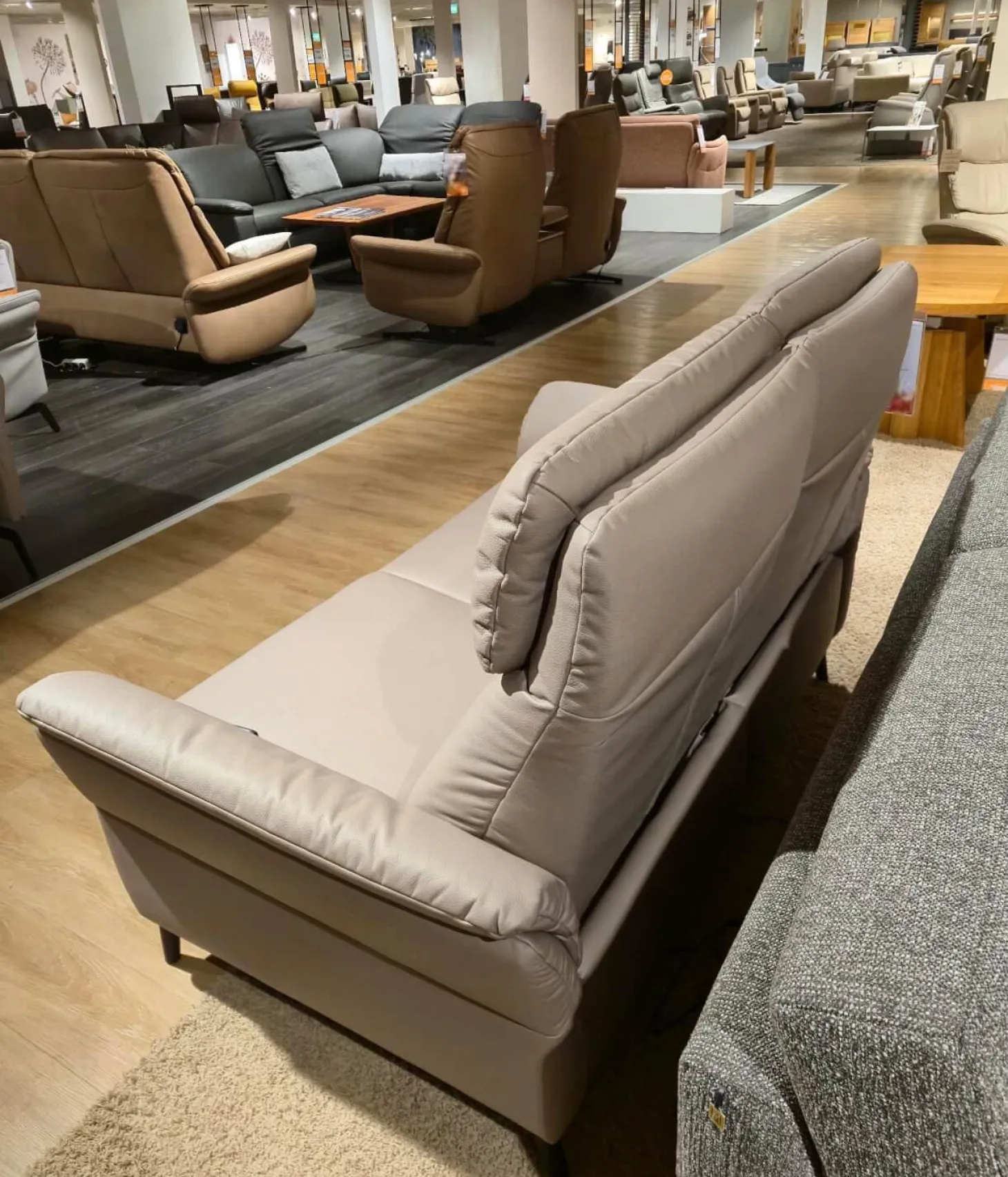 Sofa Sunatra Stoff Caballo Light Grey Grau Metallfuß Schwarz Matt Mit Motorischer Herz Waage Funktion