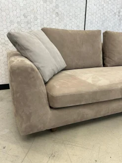 Sofa Tama Living 821 Leder Velvet 1484 Hazelnut Braun Gestell Nussbaum Mit Splint Geölt Mit Kissen Und Tablett