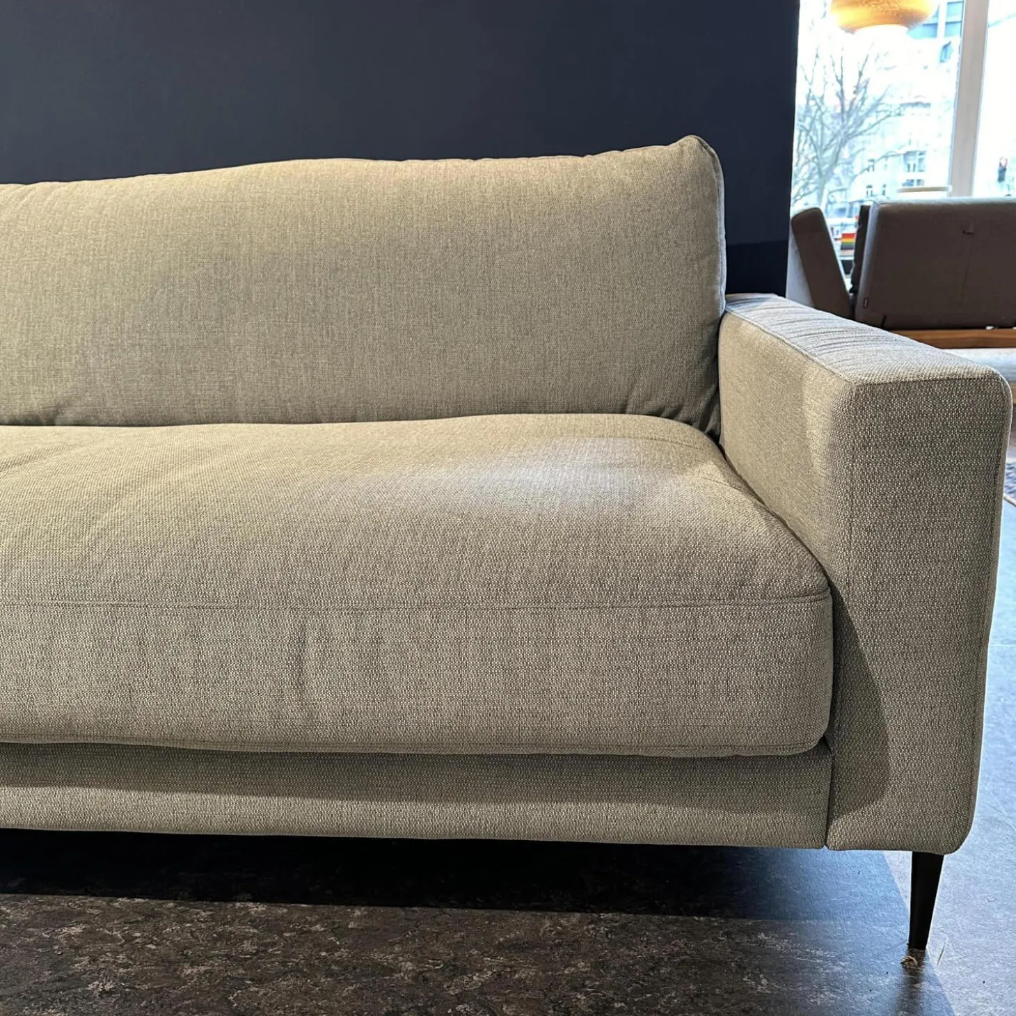 Sofa Up Town Stoff Trend Light Blue Grau Mit Weicher Polsterung Füße Schwarz Lackiert