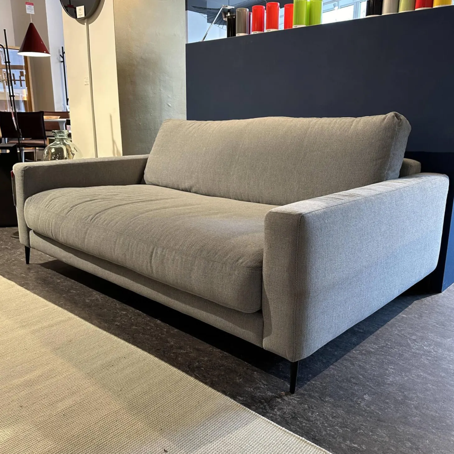 Sofa Up Town Stoff Trend Light Blue Grau Mit Weicher Polsterung Füße Schwarz Lackiert