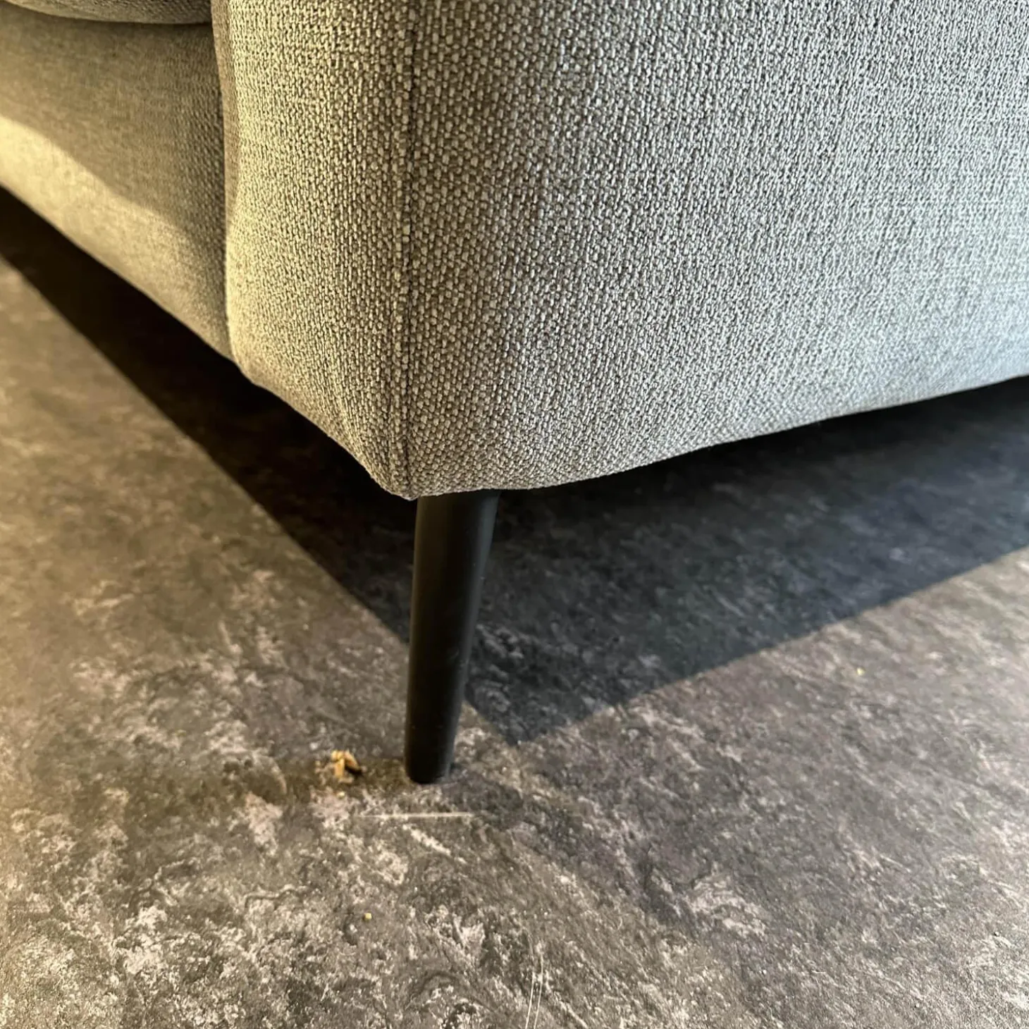 Sofa Up Town Stoff Trend Light Blue Grau Mit Weicher Polsterung Füße Schwarz Lackiert