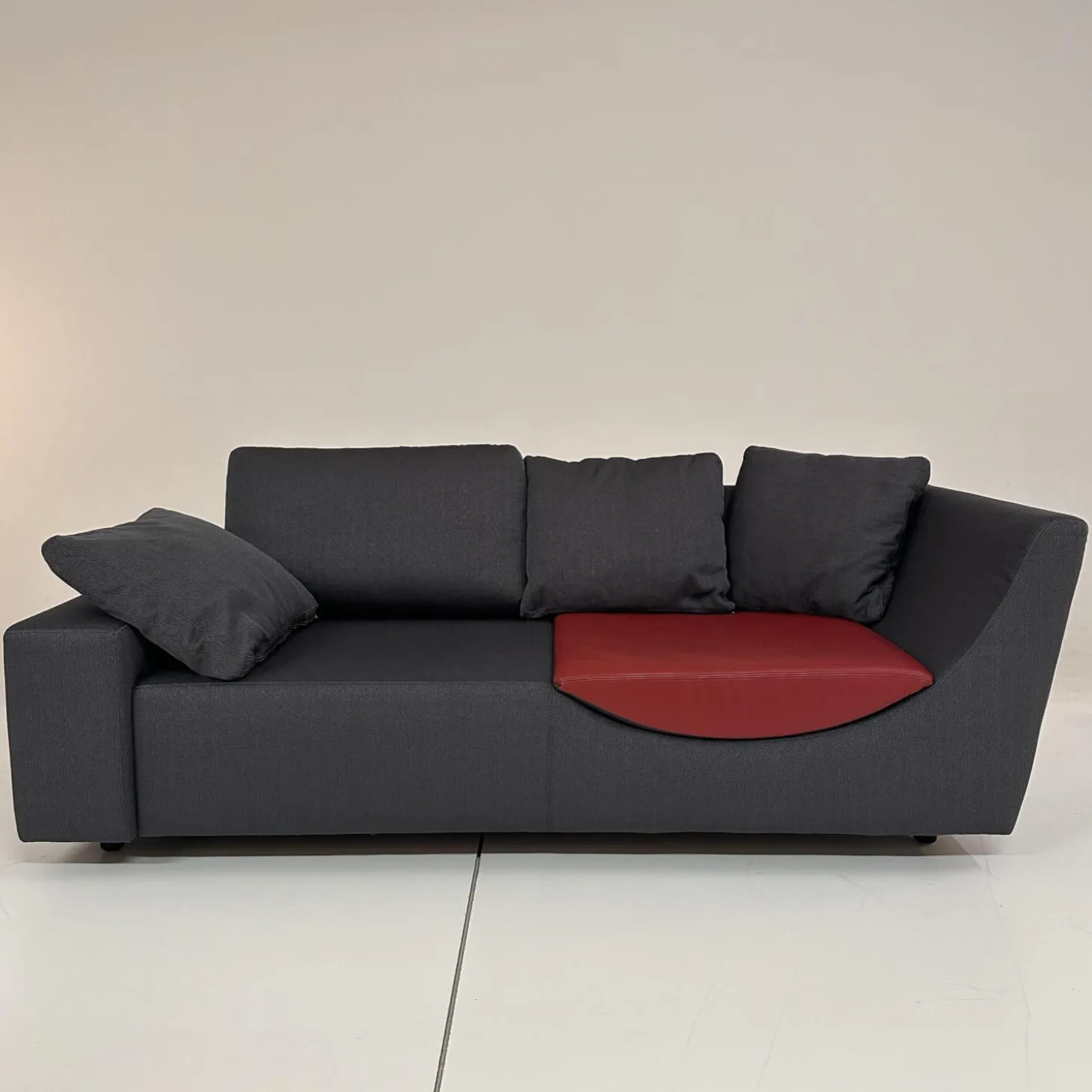 Sofa Wave Bezug Stoff U2952G Grau Schwarz Einlegekissen Leder L9999B Rot Füße Buche Schwarz