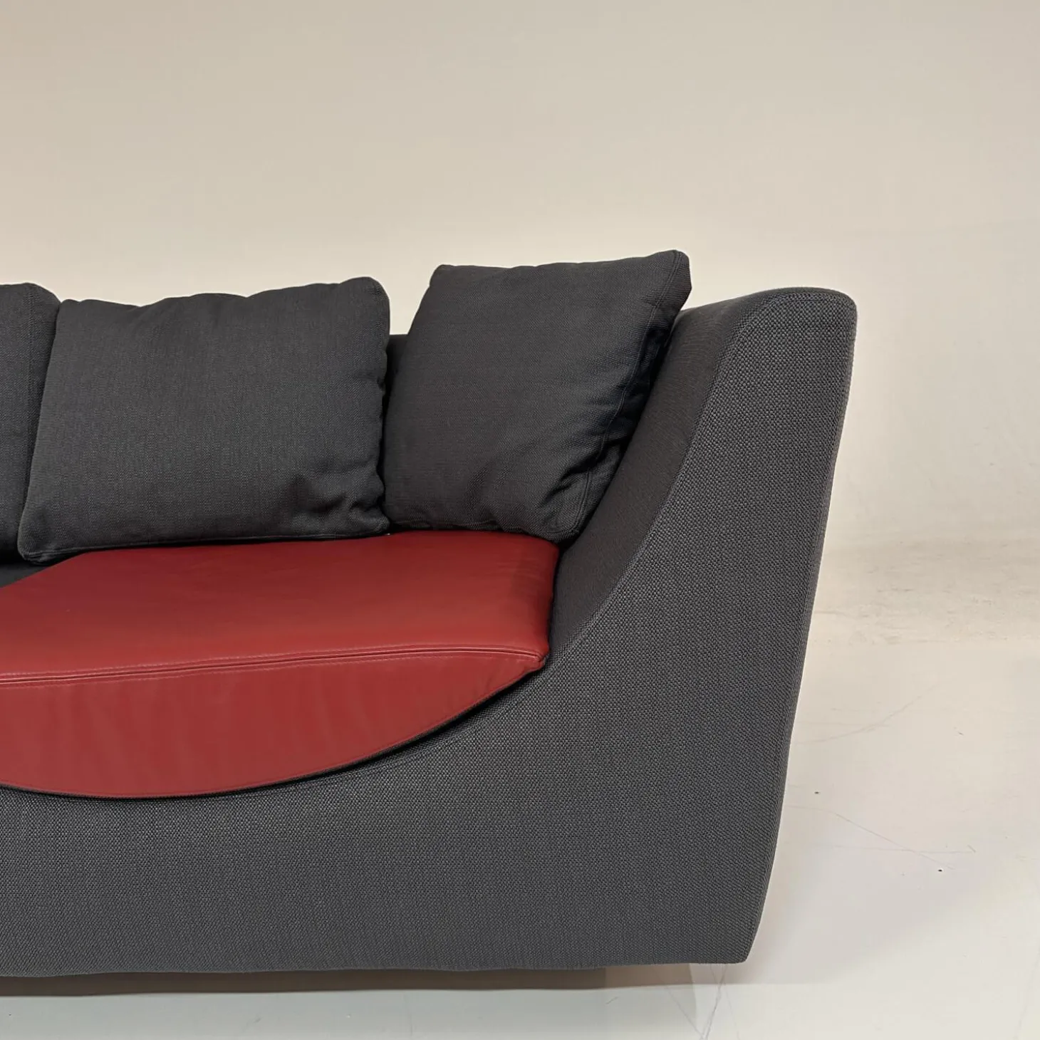Sofa Wave Bezug Stoff U2952G Grau Schwarz Einlegekissen Leder L9999B Rot Füße Buche Schwarz
