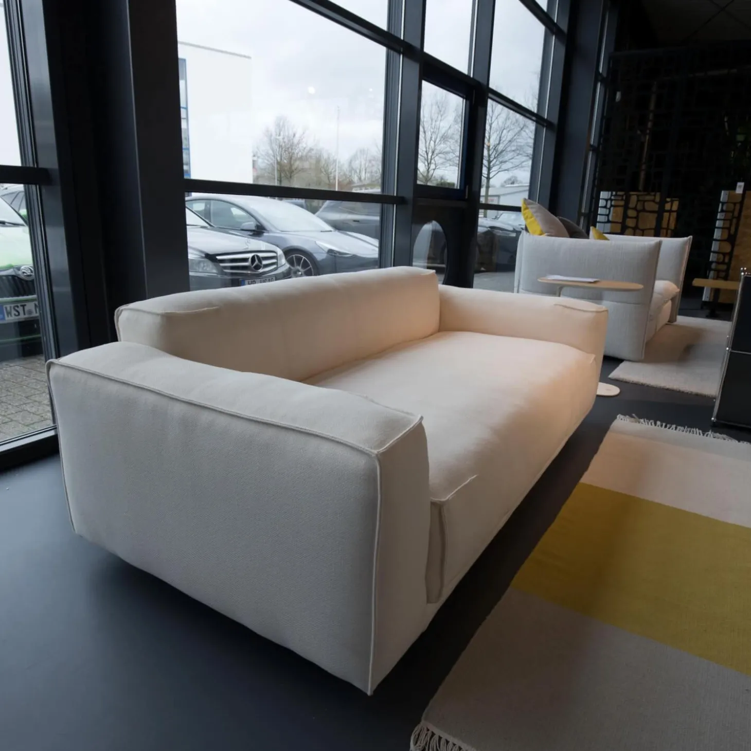 Sofabank 136 Stoff Rohi Credo Snow PG 7800 Weiß Stahlfuß Tiefschwarz RAL 9005