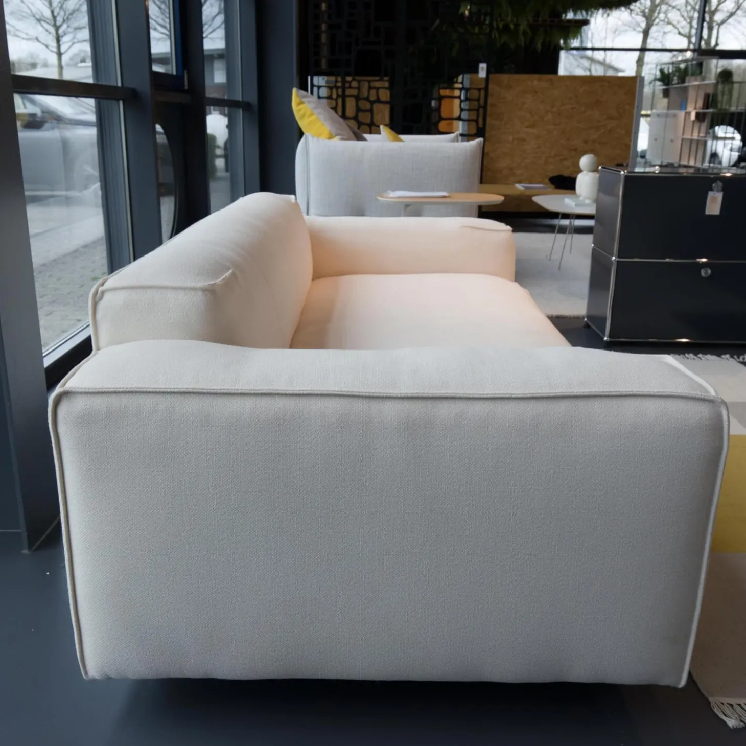 Sofabank 136 Stoff Rohi Credo Snow PG 7800 Weiß Stahlfuß Tiefschwarz RAL 9005