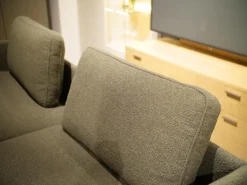 Sofabank Liv Smart 536 Stoff 24.140 Grüngrau Gestell Aluminium Feinstruktur Pulverbeschichtet Matt RAL 9017 Schwarz Mit Rückenkissen