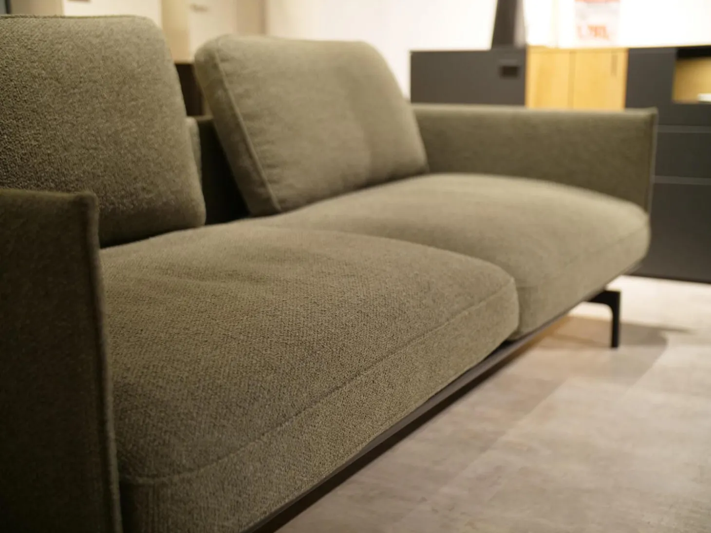 Sofabank Liv Smart 536 Stoff 24.140 Grüngrau Gestell Aluminium Feinstruktur Pulverbeschichtet Matt RAL 9017 Schwarz Mit Rückenkissen