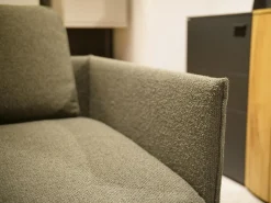 Sofabank Liv Smart 536 Stoff 24.140 Grüngrau Gestell Aluminium Feinstruktur Pulverbeschichtet Matt RAL 9017 Schwarz Mit Rückenkissen