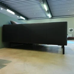 Sofaecke Muud C21 Leder Ascot Black Schwarz Kufen Matt Pulverbeschichtet Schwarz