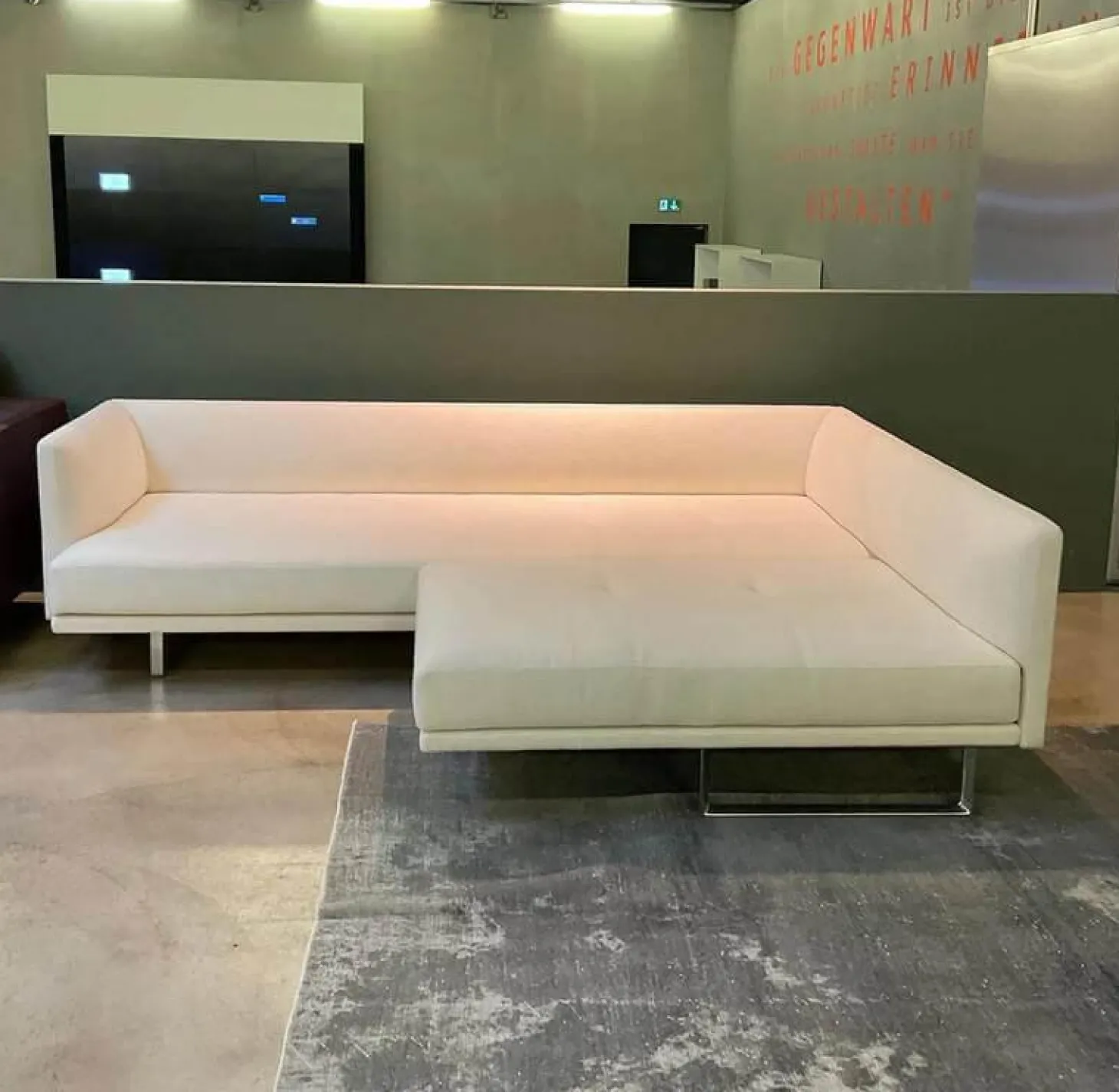 Sofaecke Prime Time Version B Stoff Bora Wool Kufen Aluminium Hochglanz mit Schwenkfunktion