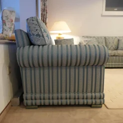 Sofagarnitur Modell Nora Sofa 2 Sitzig unda 2,5 Sitzig und Sessel Nora Stoff Bezug R 2774 R 2776 Bezug Blau Grau Sitz und Rücken Floral Korpus Gestreift Blau Grau