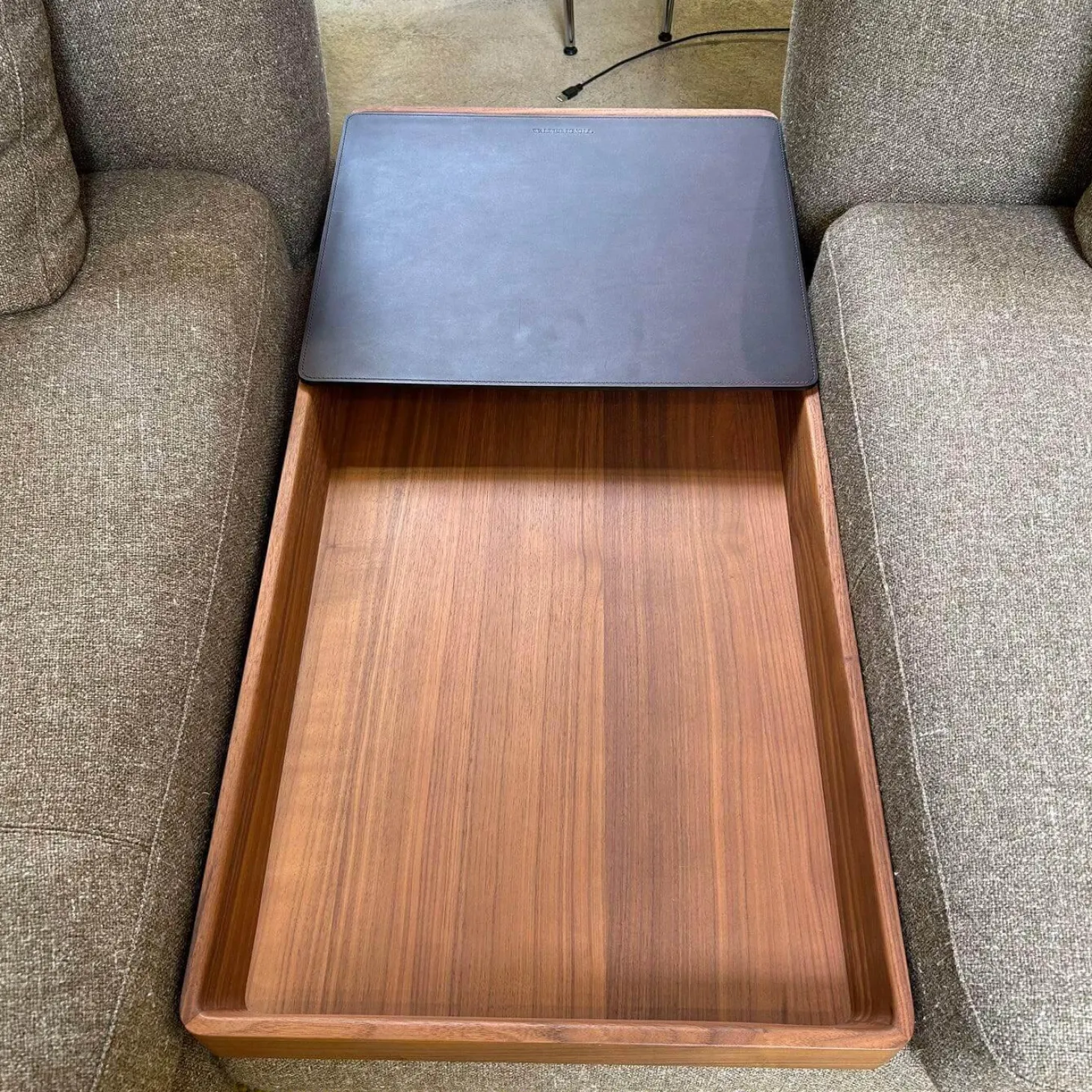 Sofagruppe Tama Living 822 Stoff Puro Mineral Grau Braun Kufen Nussbaum Geölt Inklusive Tischplatte Und Kissen