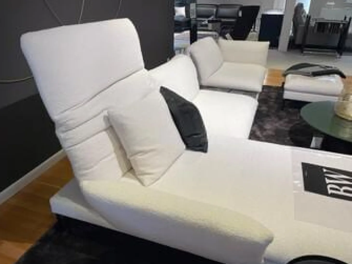 Sofalandschaft Heaven Stoff Queen 171 Wollweiß Weiß Metallfuß Rund Matt Schwarz Auflagetischplatte Quarzit Dunkel Mit Hocker