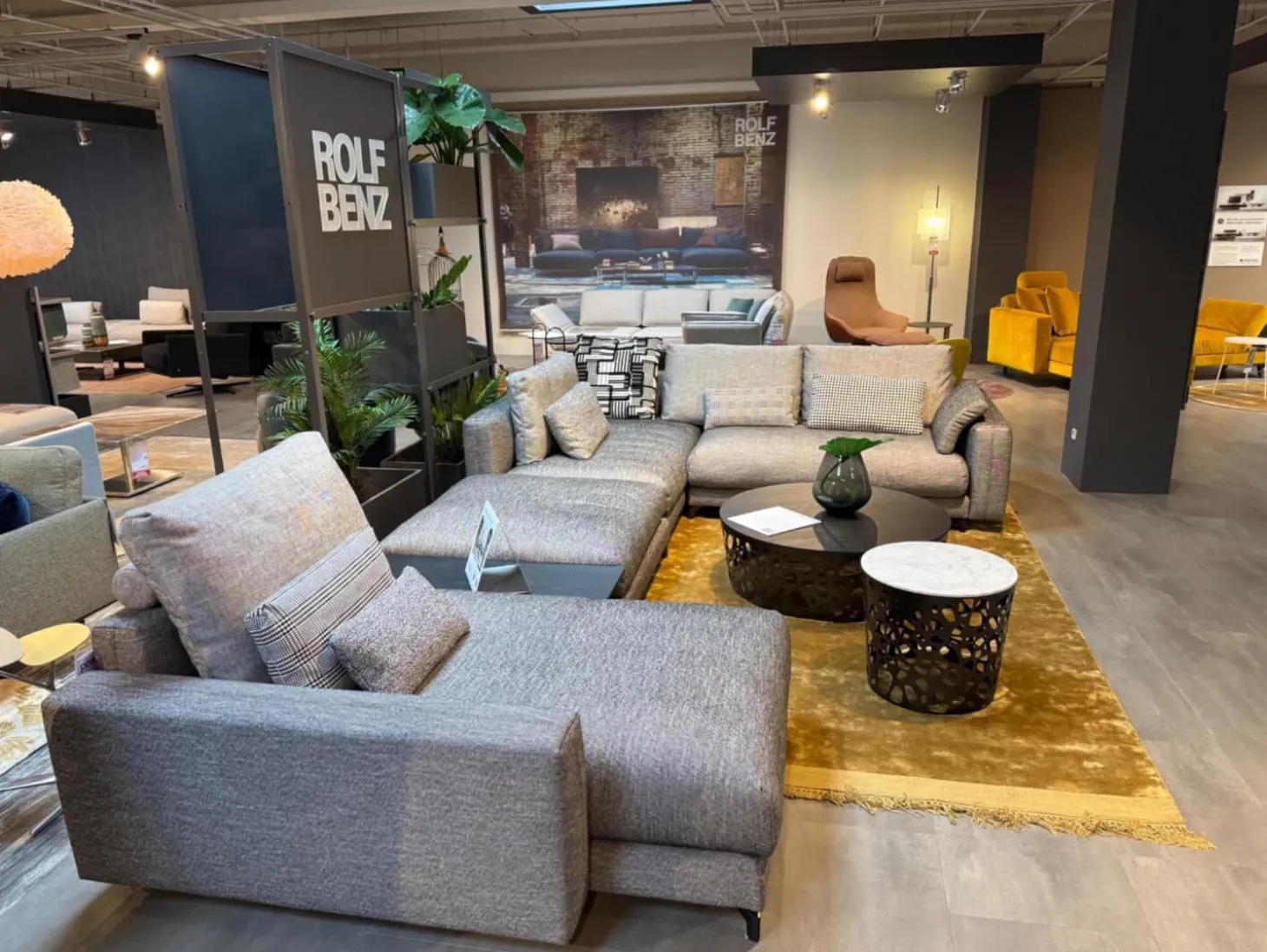 Sofalandschaft Nuvola Stoff 17 100 Schwarz Weiss Aluminiumfuß Verkehrsschwarz Lackiert Inklusive Kissen