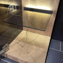 Standvitrine Benjo Rechts Kerneiche Umato Sägerau Gebürstet Mit Beleuchtung Ohne Dekoration